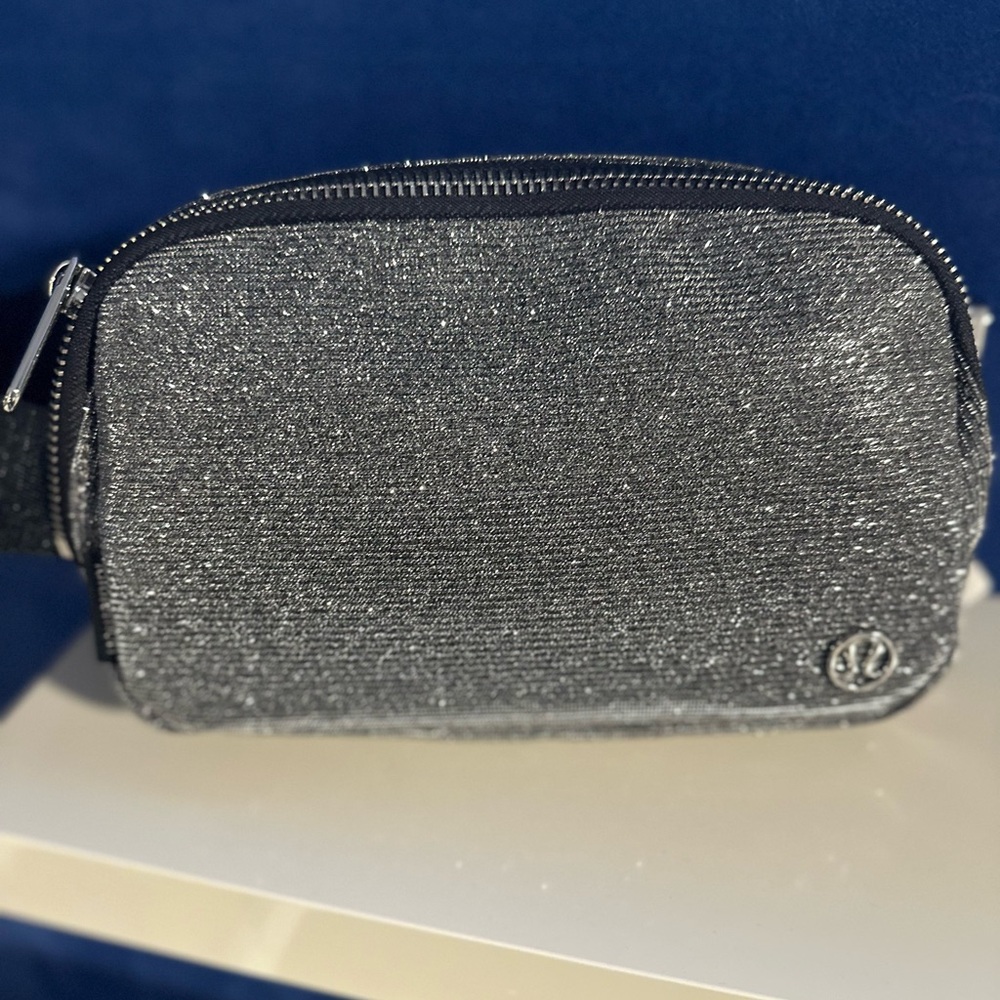 Lululemon Everywhere Belt Bag 1L
Glitter Dark Silver/Graphite Grey/Silver NWT